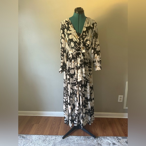 Light and airy long see through from knees to bottom and see through chest - Picture 1 of 3